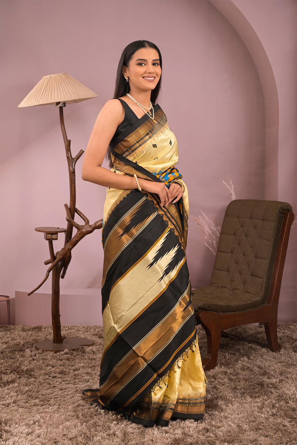 Kolhapuri Ilkal Woven Gold Jari Leaves Motifs with Multicoloured Chex