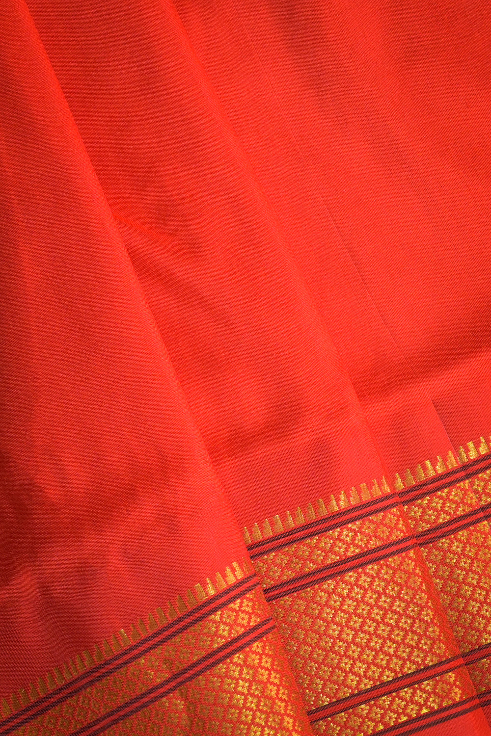 9yard Handwoven Pure Paithani With Chakri Buttis And Red Contrast