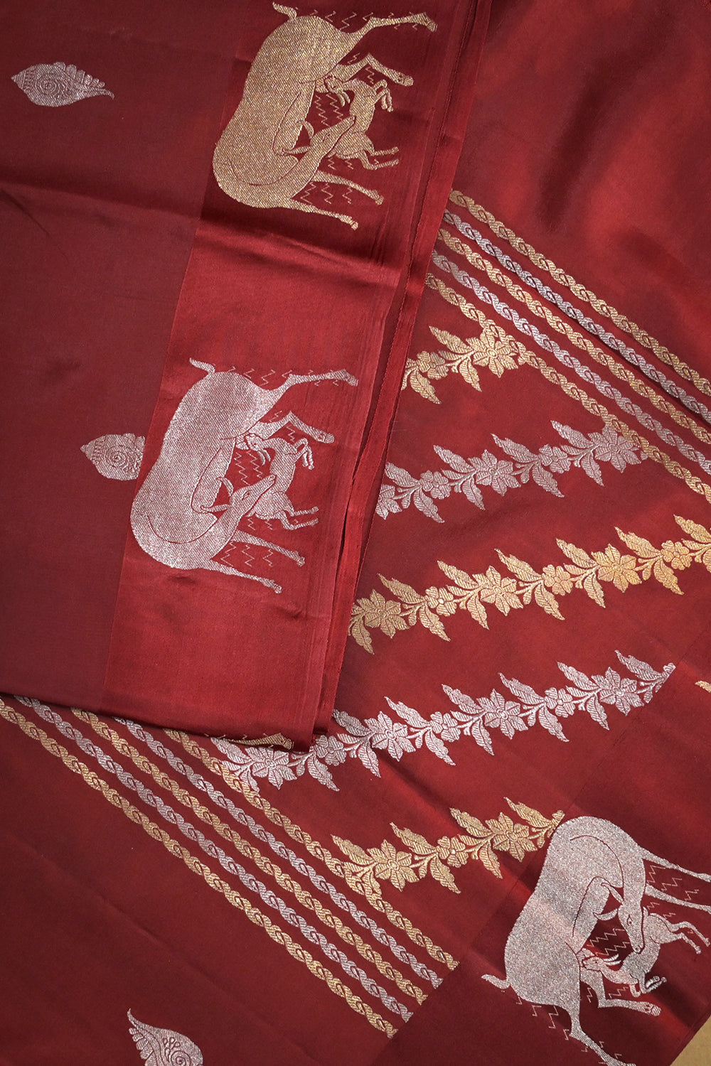 Banarasi Kadhwa Handwoven Border Buttis With Antelope Design Border