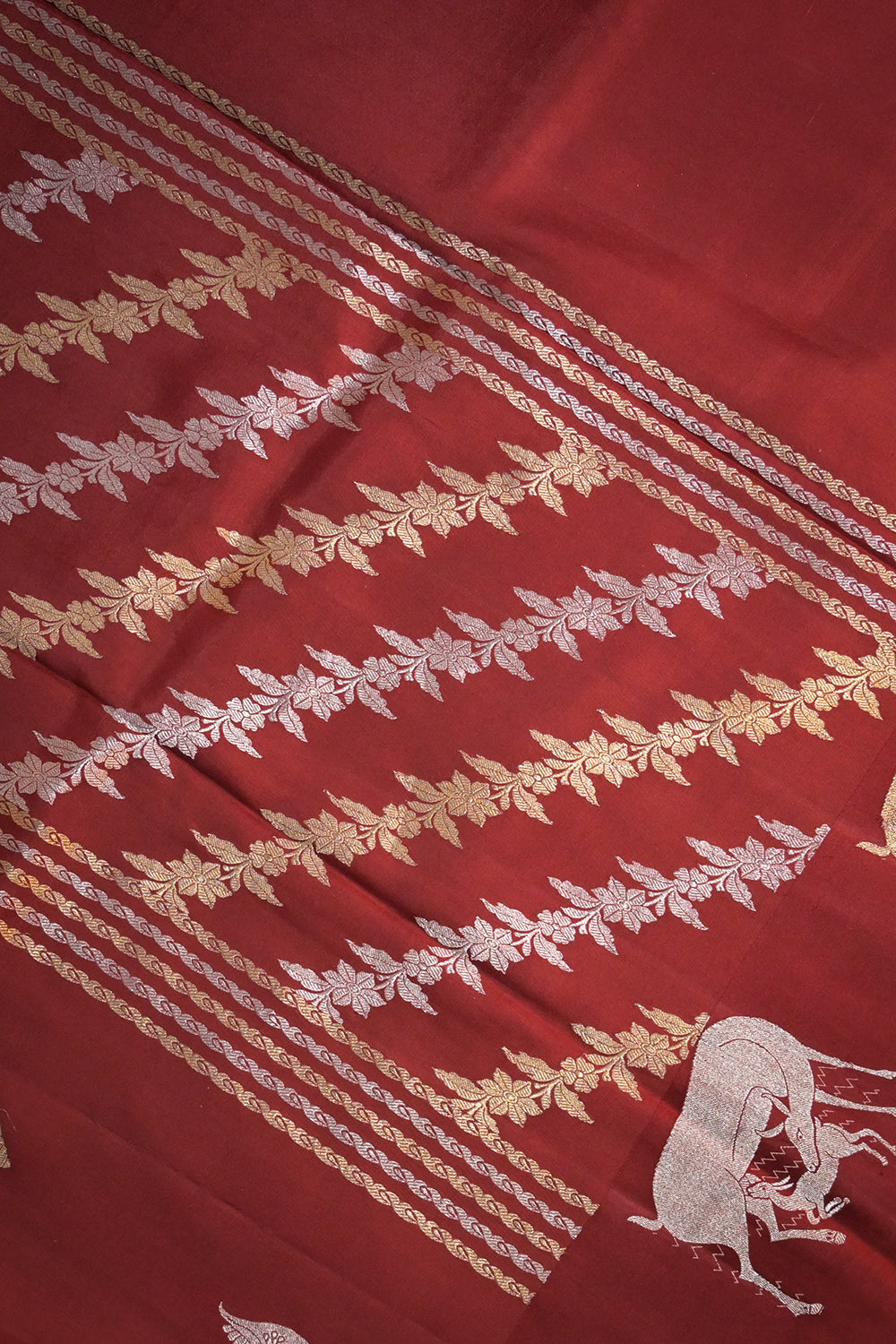 Banarasi Kadhwa Handwoven Border Buttis With Antelope Design Border