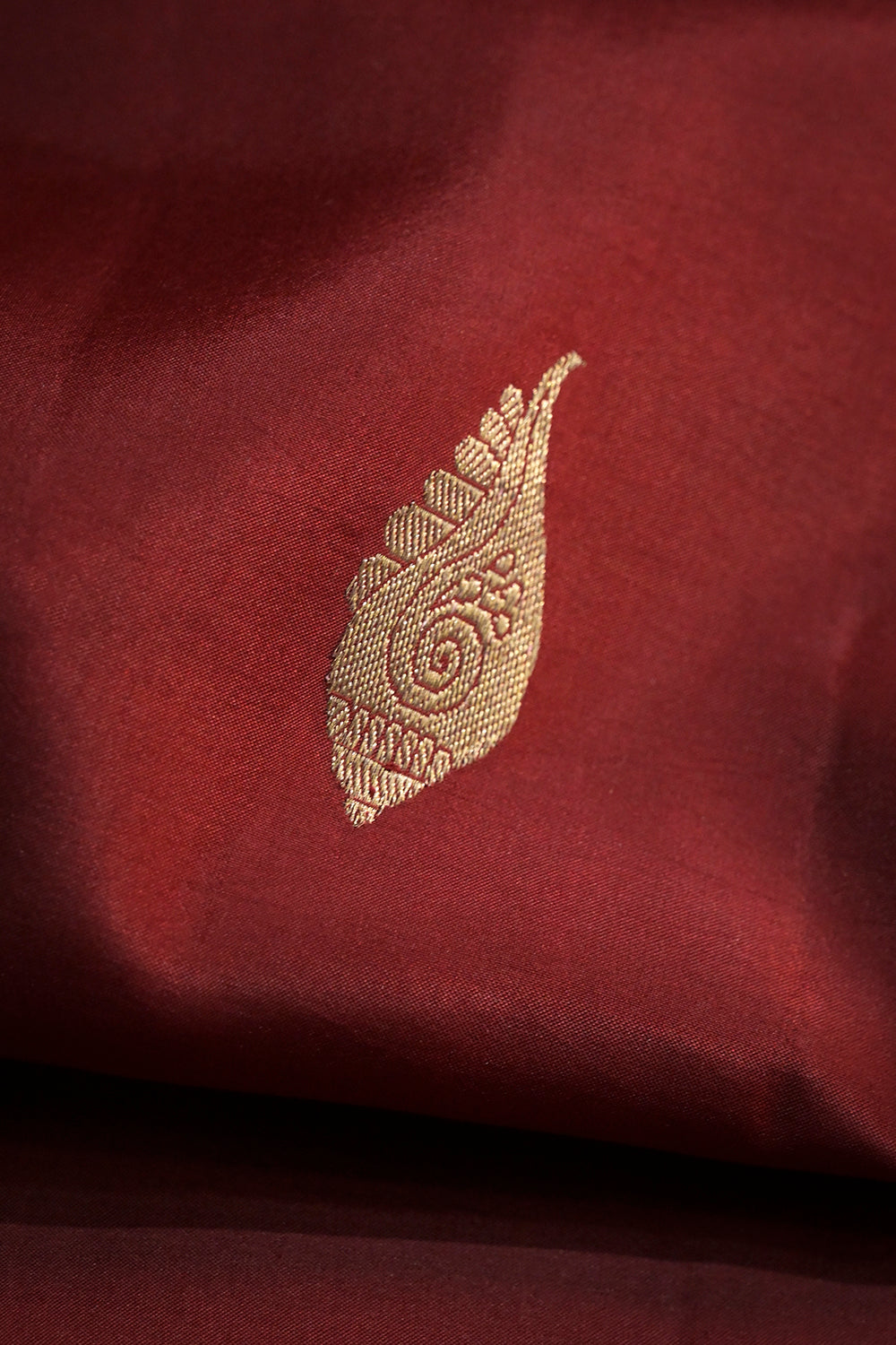 Banarasi Kadhwa Handwoven Border Buttis With Antelope Design Border