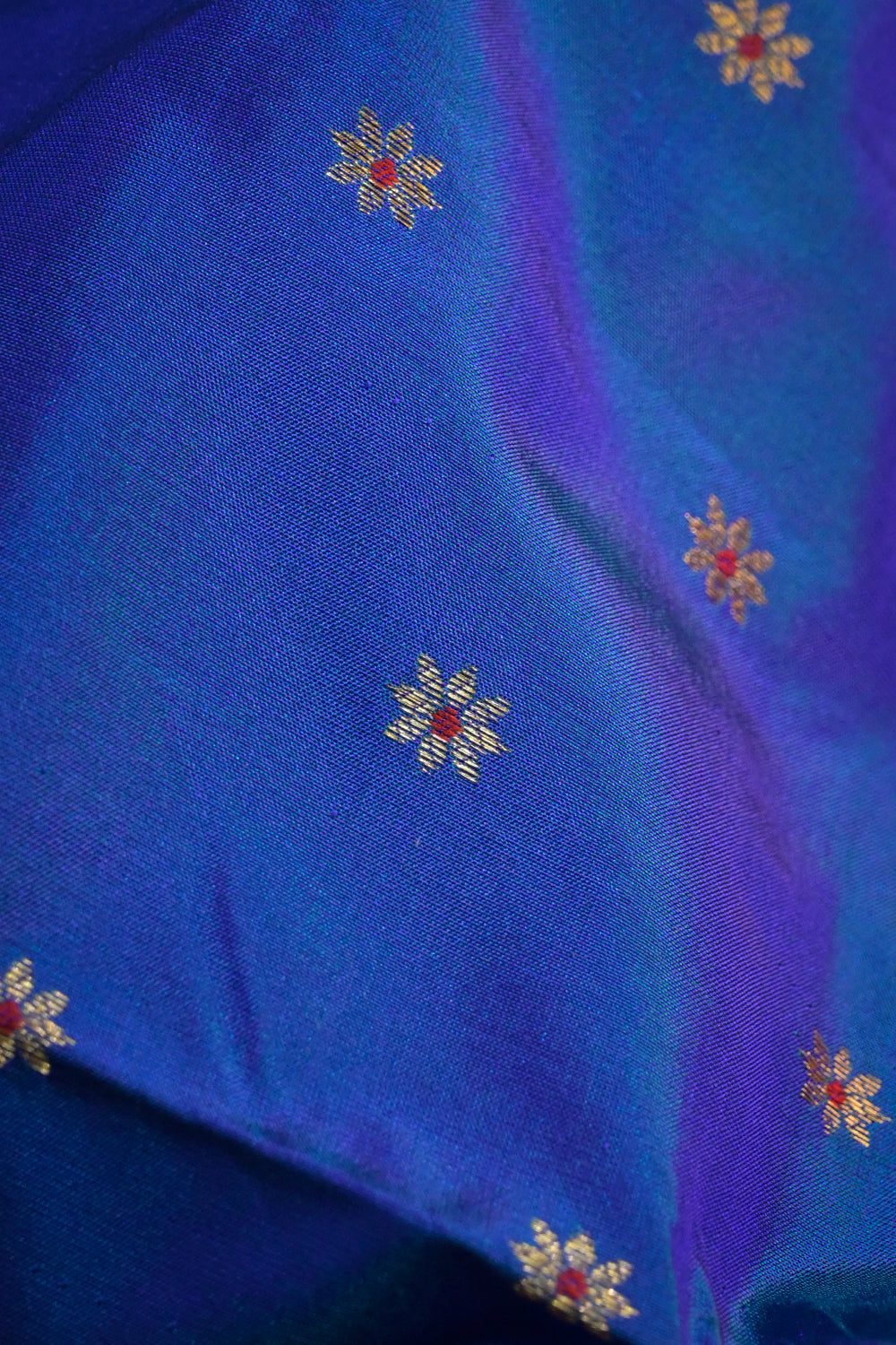 9yard Handwoven Pure Paithani With Meena Buttis And Red Contrast