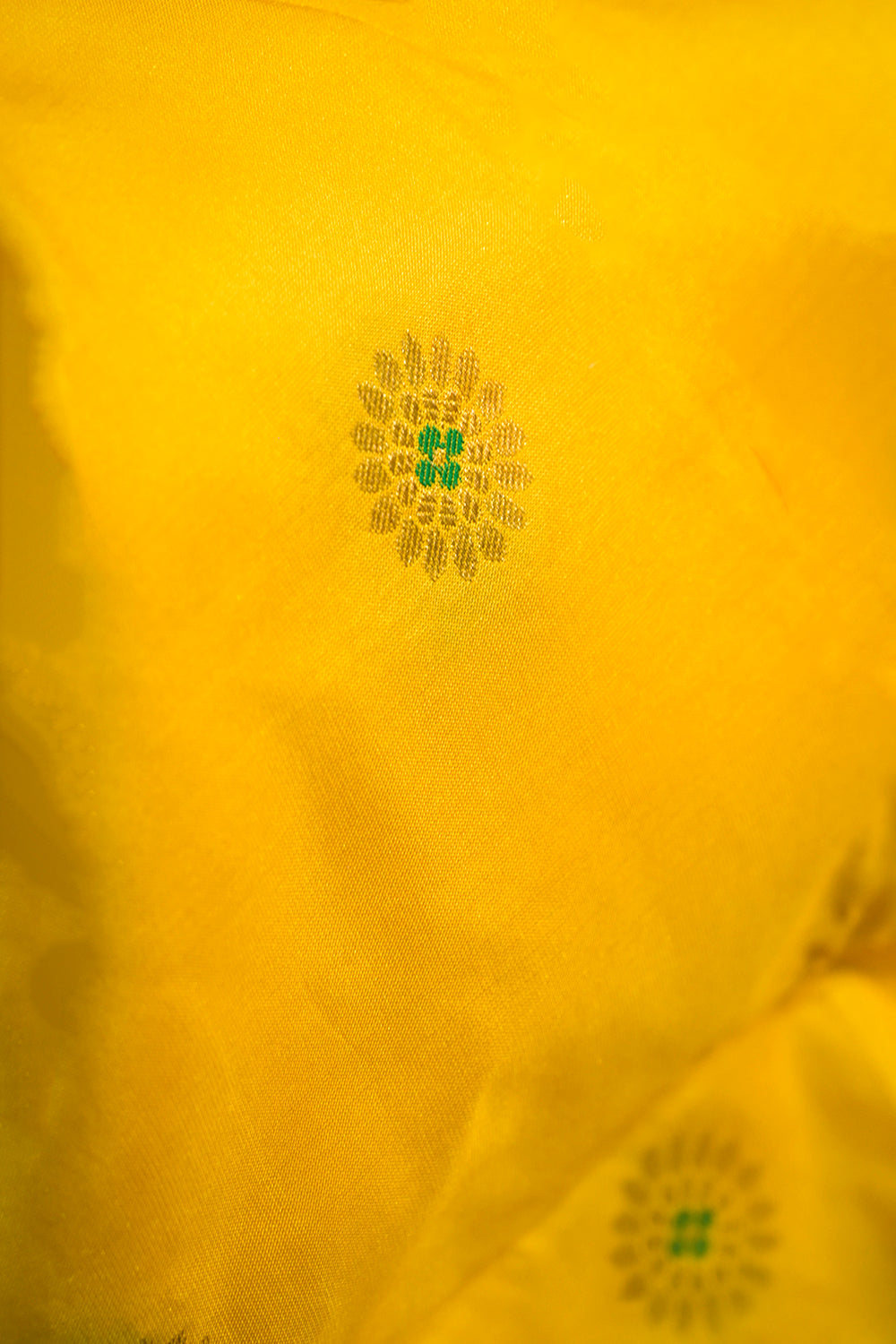 9yard Handwoven Pure Paithani With Chakra Meena Buttis And Green Contrast