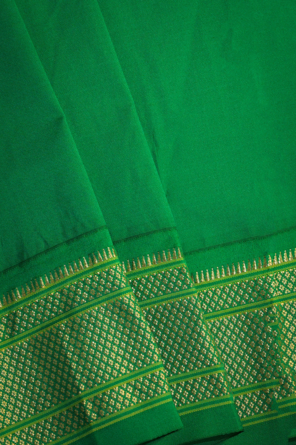 9yard Handwoven Pure Paithani With Chakra Meena Buttis And Green Contrast