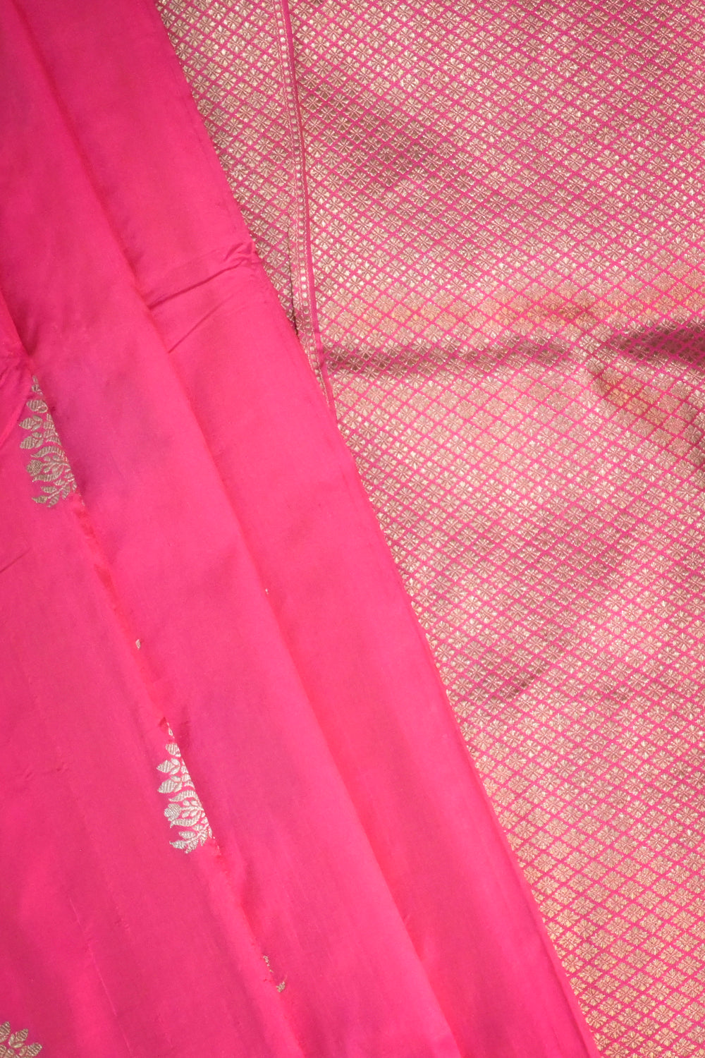 Soft Silk Borderless With Jari Leaf Motifs