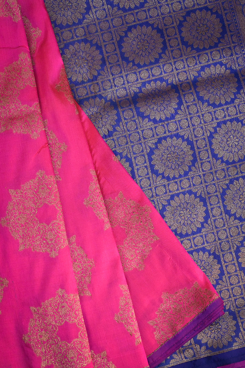 Soft Silk Borderless With Necklace Motifs