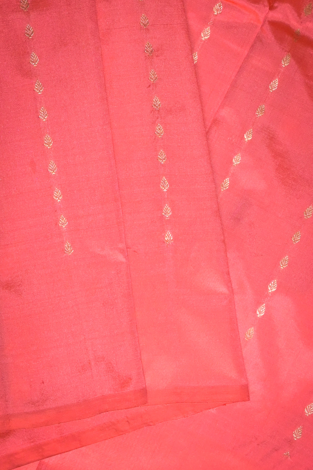 Banarasi Woven Jari Motifs With Single Muniya Border
