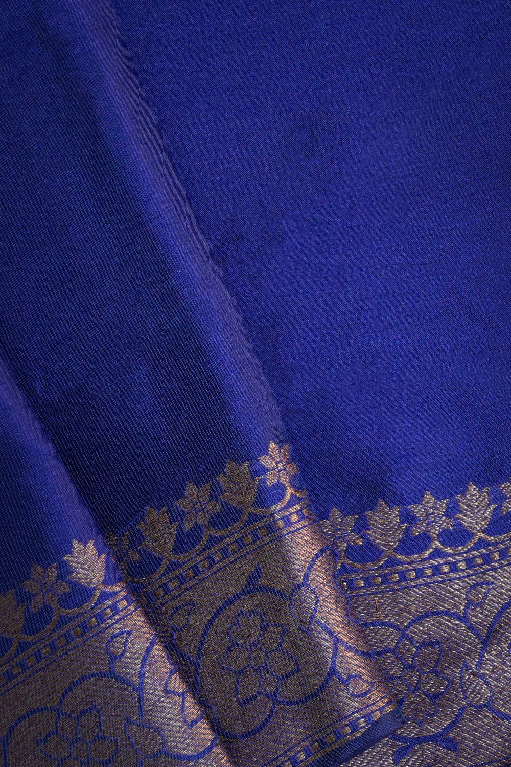 Soft Silk Borderless With Necklace Motifs