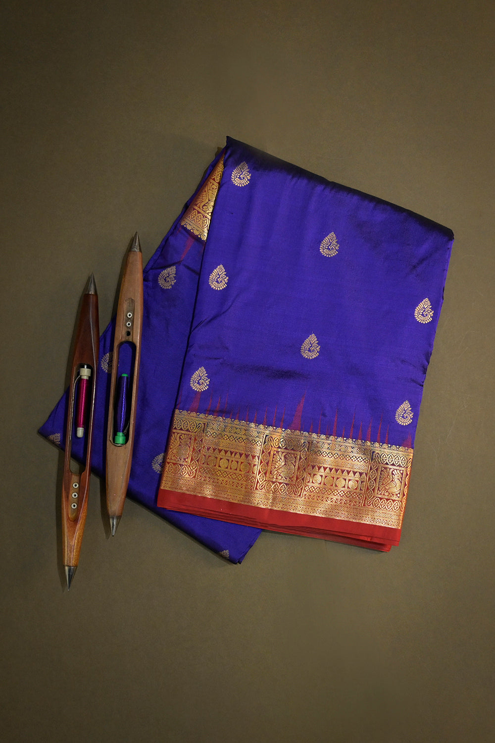 9yard Handwoven Kanjivaram Silk With Red Contrast