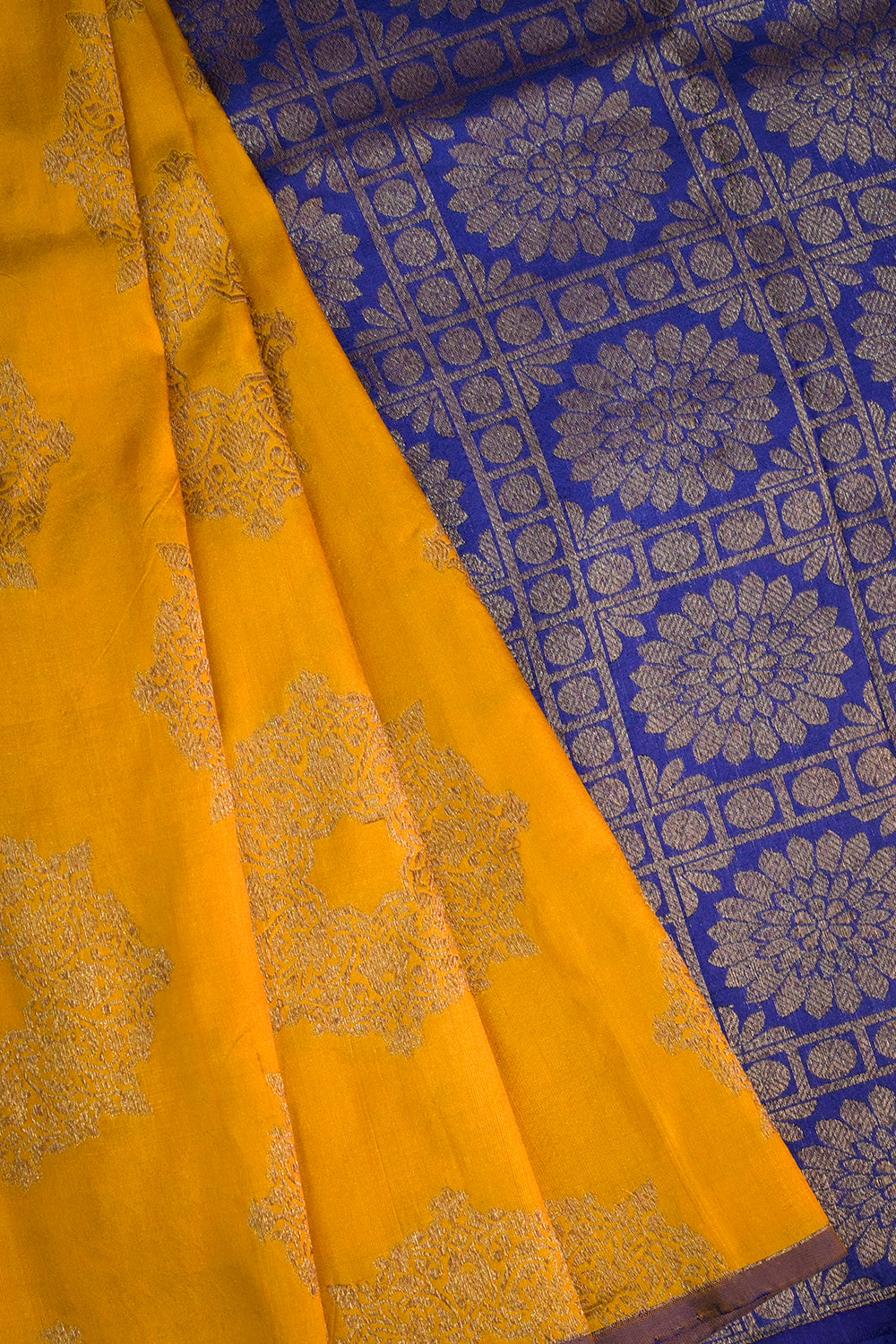 Soft Silk Borderless With Necklace Motifs
