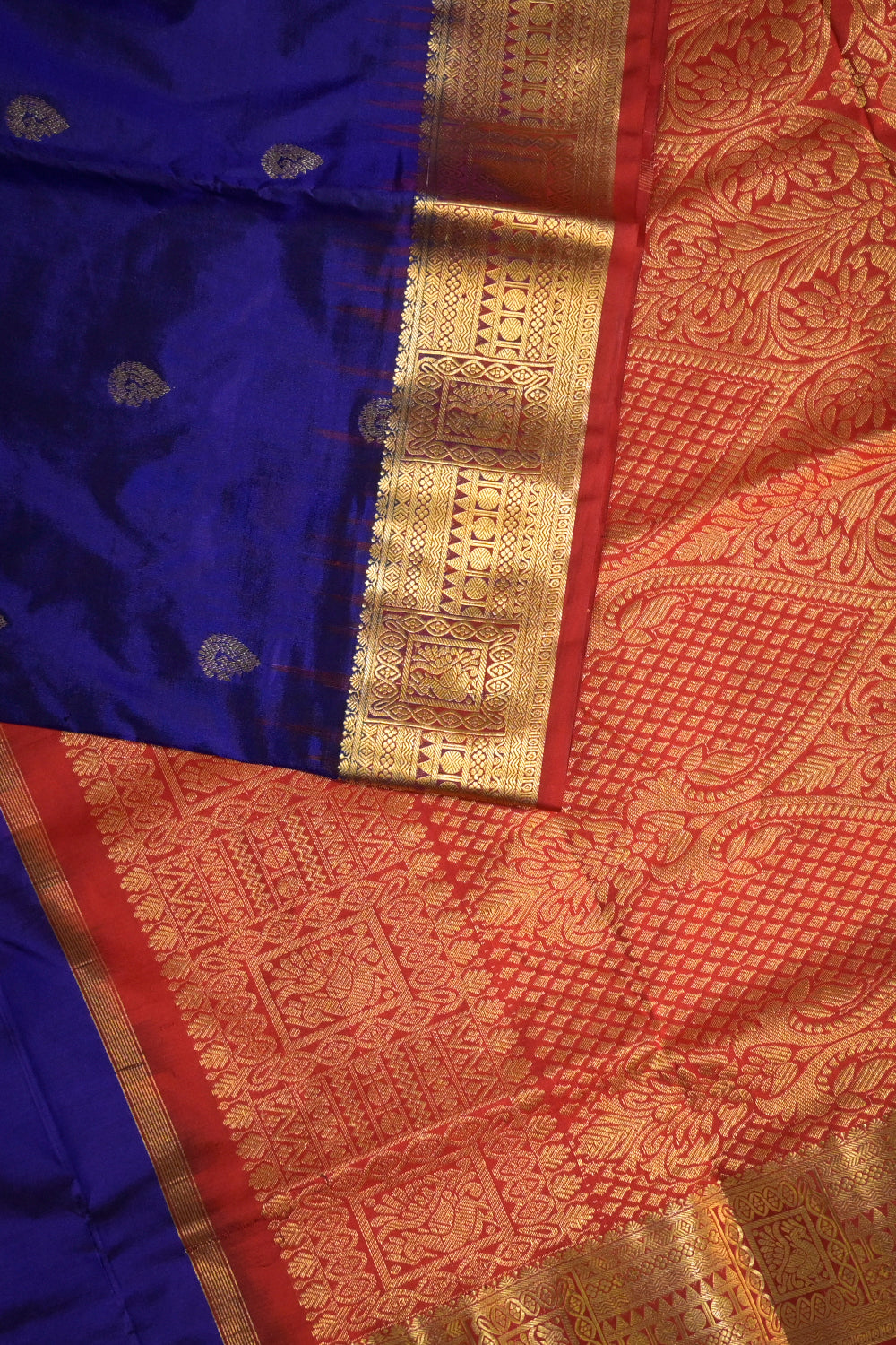 9yard Handwoven Kanjivaram Silk With Red Contrast