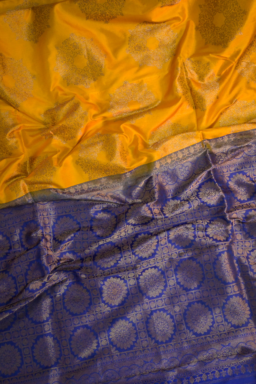 Soft Silk Borderless With Necklace Motifs