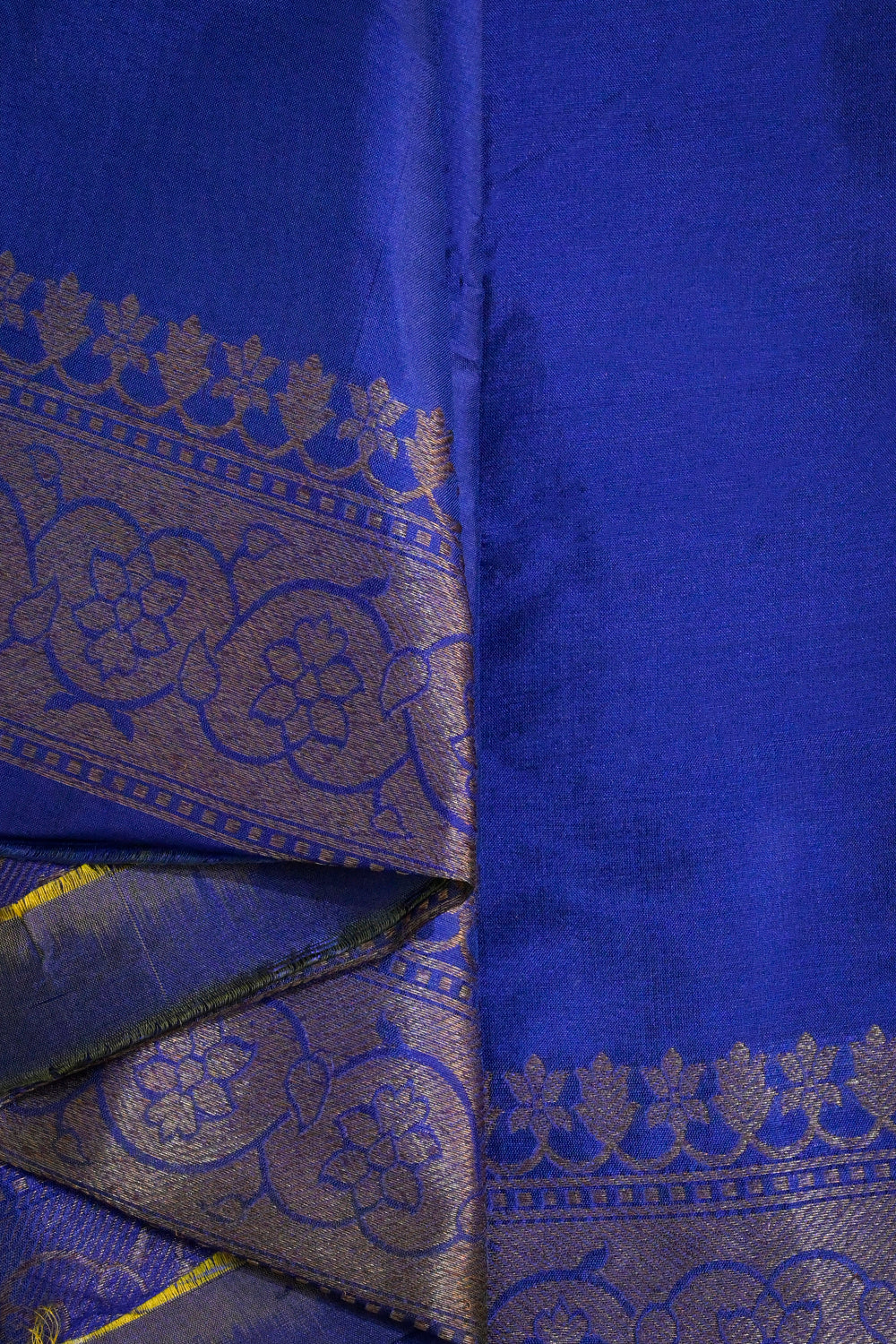 Soft Silk Borderless With Necklace Motifs