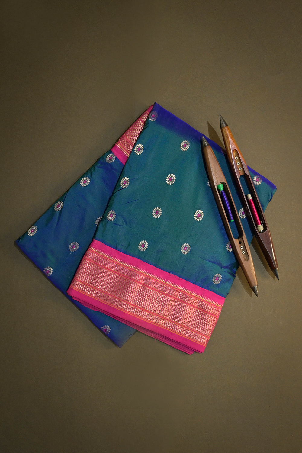 9yard Handwoven Pure Paithani With Chakra Meena Buttis And Pink Contrast