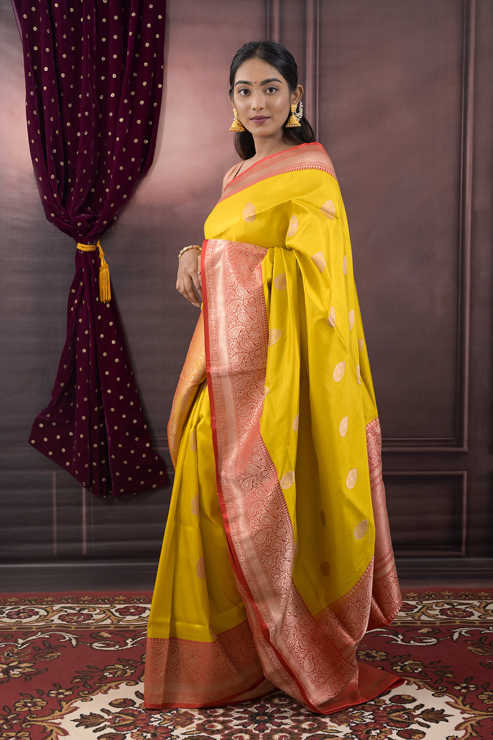 Banarasi Woven Gold Jari Butti