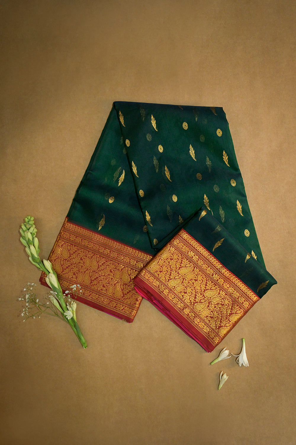 Chanderi Woven Leaf And Round Jari Motifs With Magenta Contrast Pallu