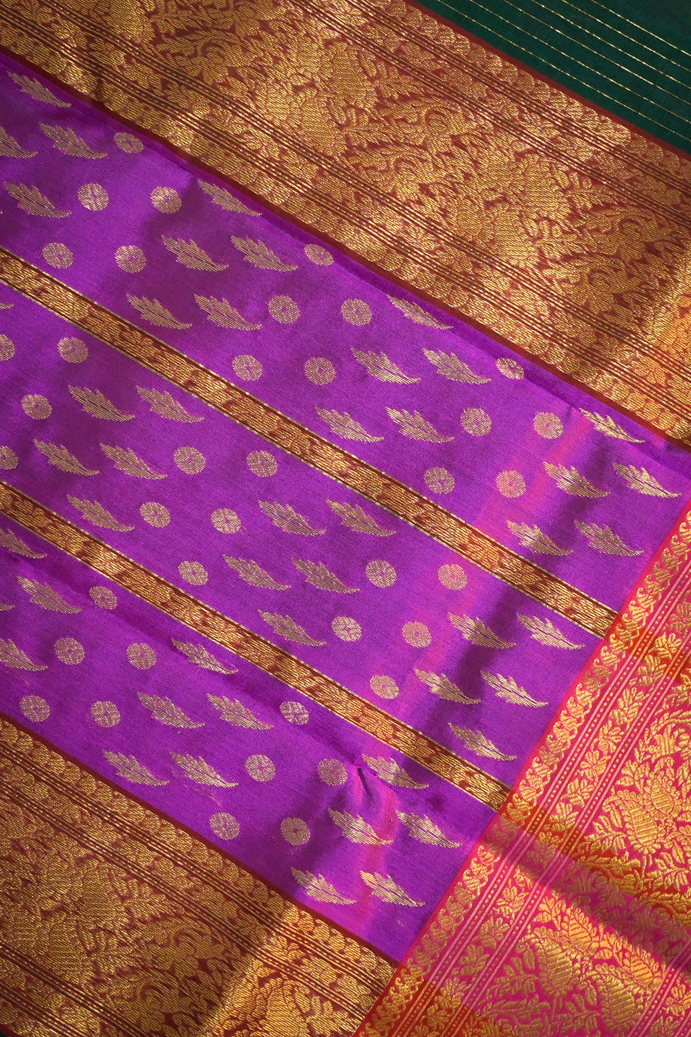 Chanderi Woven Leaf And Round Jari Motifs With Magenta Contrast Pallu