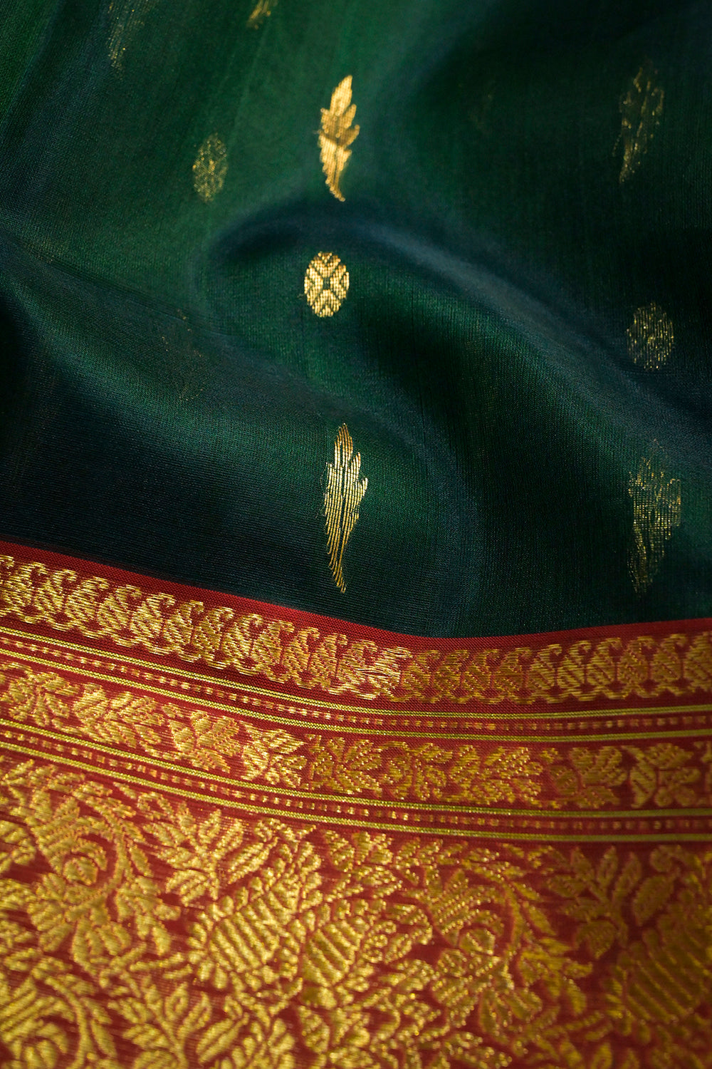 Chanderi Woven Leaf And Round Jari Motifs With Magenta Contrast Pallu