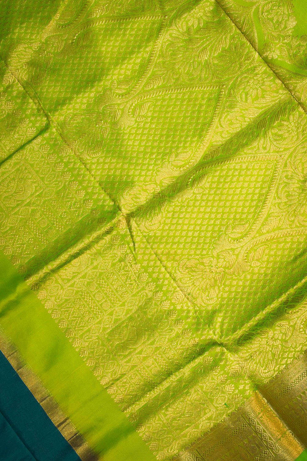 9yard Handwoven Kanjivaram Silk With Parrot Green Contrast