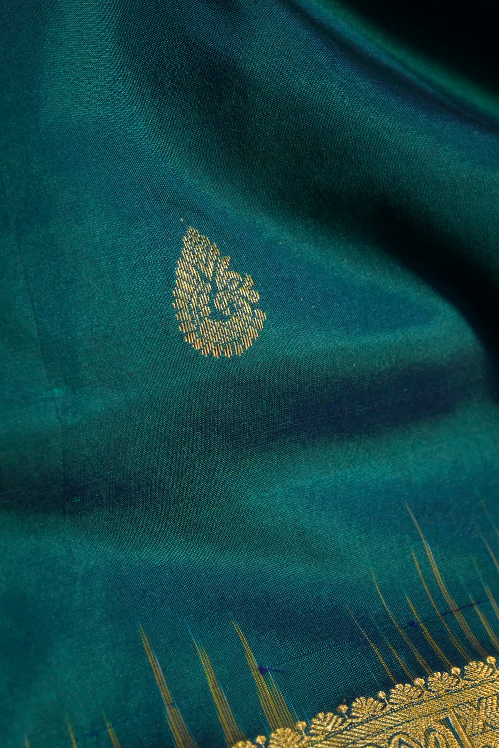 9yard Handwoven Kanjivaram Silk With Parrot Green Contrast