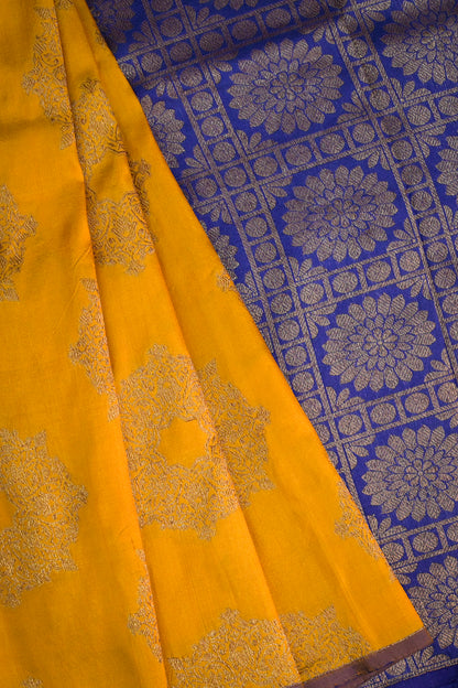 Soft Silk Borderless With Necklace Motifs